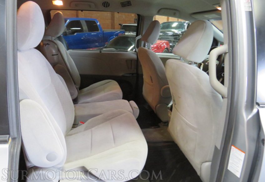 2017 Toyota Sienna - Image 28