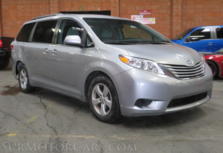 2017 Toyota Sienna - Image 4