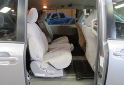 2017 Toyota Sienna - Image 18