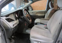 2017 Toyota Sienna - Image 19