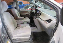 2017 Toyota Sienna - Image 23