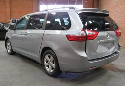 2017 Toyota Sienna - Image 9