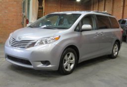 2017 Toyota Sienna - Image 3