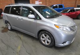 2017 Toyota Sienna - Image 2