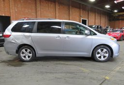 2017 Toyota Sienna - Image 5
