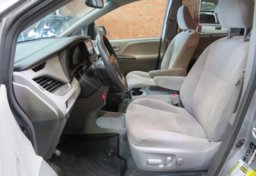 2017 Toyota Sienna - Image 20