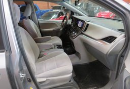 2017 Toyota Sienna - Image 29