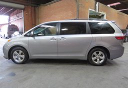 2017 Toyota Sienna - Image 6