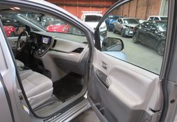 2017 Toyota Sienna - Image 17