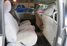 2017 Toyota Sienna - Image 28