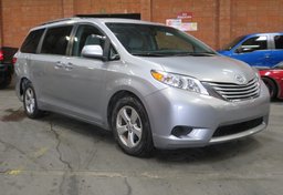 2017 Toyota Sienna - Image 4