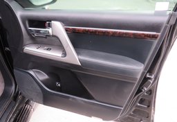 2015 Toyota Land Cruiser - Image 51