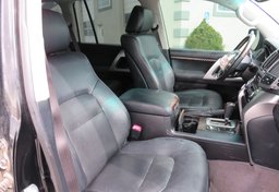 2015 Toyota Land Cruiser - Image 30