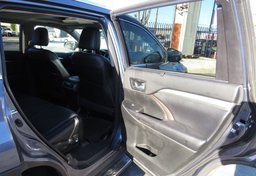 2018 Toyota Highlander - Image 28