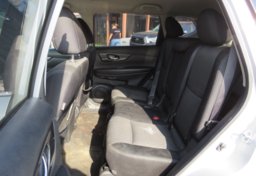 2017 Nissan Rogue - Image 29
