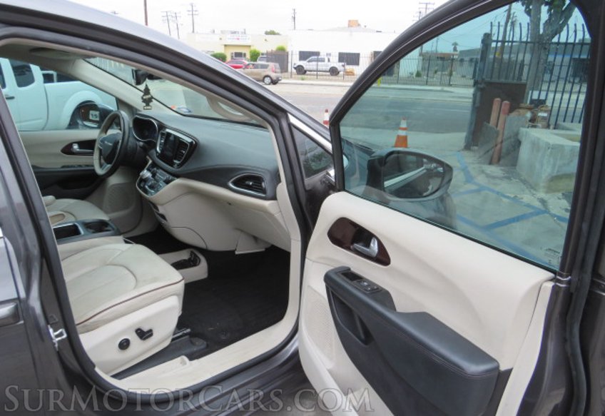 2017 Chrysler Pacifica - Image 22