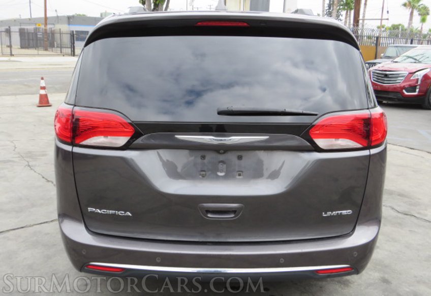 2017 Chrysler Pacifica - Image 11