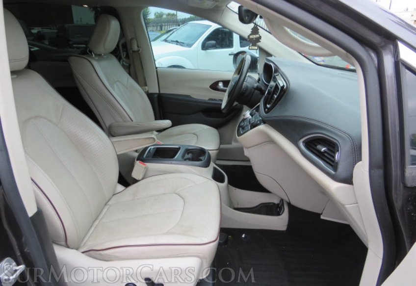 2017 Chrysler Pacifica - Image 30