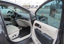 2017 Chrysler Pacifica - Image 22