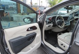 2017 Chrysler Pacifica - Image 21