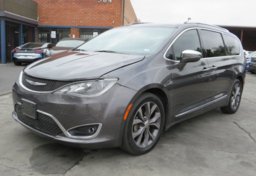 2017 Chrysler Pacifica - Image 3