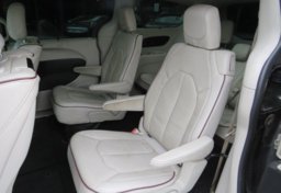 2017 Chrysler Pacifica - Image 33