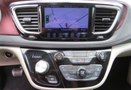 2017 Chrysler Pacifica - Image 44