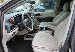 2017 Chrysler Pacifica - Image 25