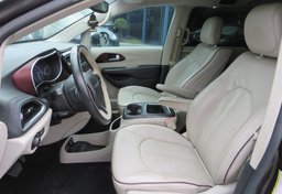 2017 Chrysler Pacifica - Image 29