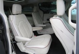 2017 Chrysler Pacifica - Image 28