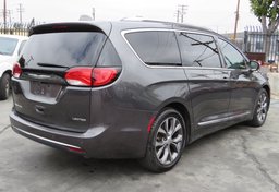 2017 Chrysler Pacifica - Image 10