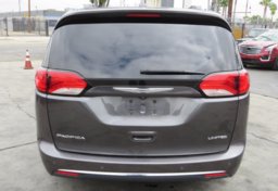 2017 Chrysler Pacifica - Image 11