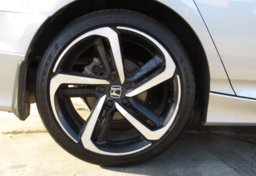 2018 Honda Accord Sedan - Image 11