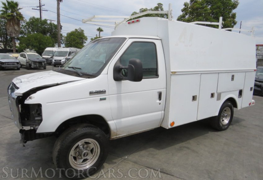 2015 Ford Econoline Commercial Cutaway - Image 2