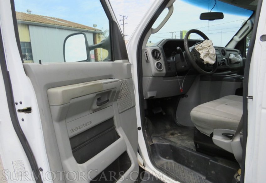 2015 Ford Econoline Commercial Cutaway - Image 24