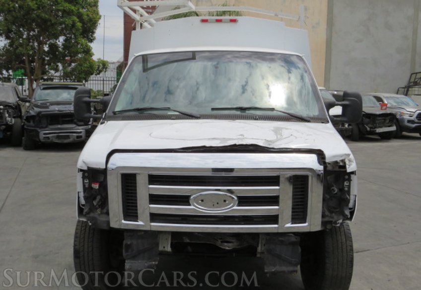 2015 Ford Econoline Commercial Cutaway - Image 9