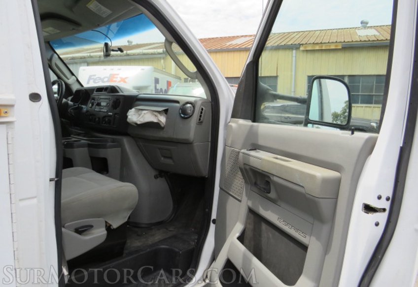 2015 Ford Econoline Commercial Cutaway - Image 25