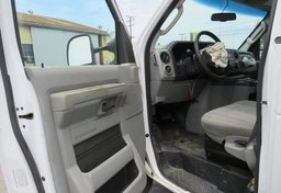 2015 Ford Econoline Commercial Cutaway - Image 24