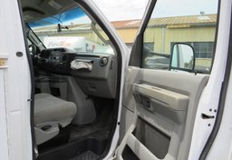 2015 Ford Econoline Commercial Cutaway - Image 25