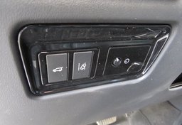 2017 Jaguar F-PACE - Image 40