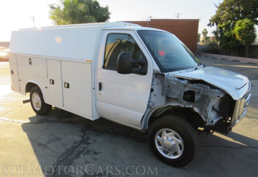 2022 Ford E-Series Cutaway - Image 2