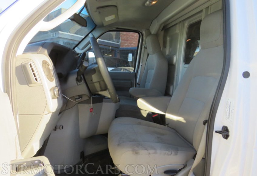 2022 Ford E-Series Cutaway - Image 29