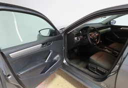 2021 Volkswagen Passat - Image 19