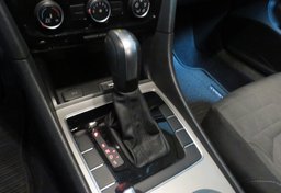 2021 Volkswagen Passat - Image 41