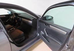 2021 Volkswagen Passat - Image 20