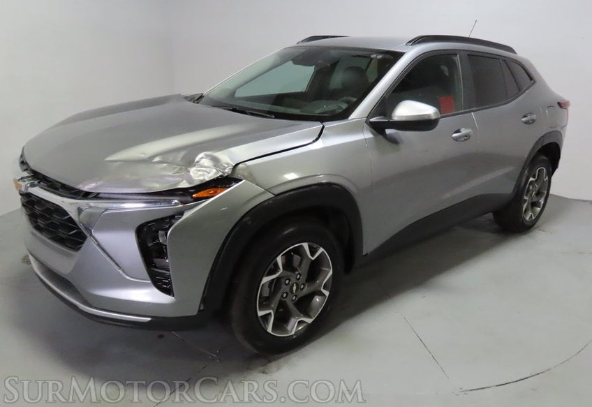 2025 Chevrolet Trax - Image 2