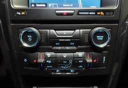 2017 Ford Explorer XLT - Image 38