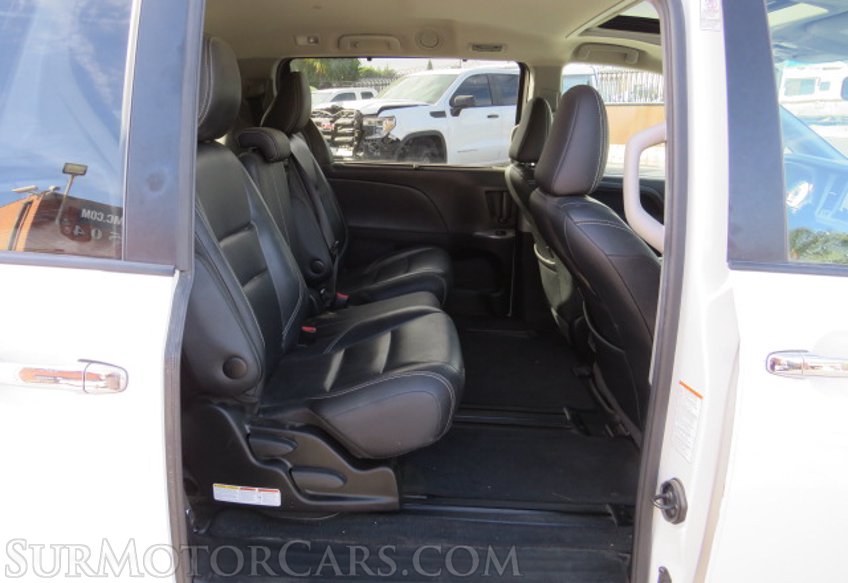 2017 Toyota Sienna - Image 27