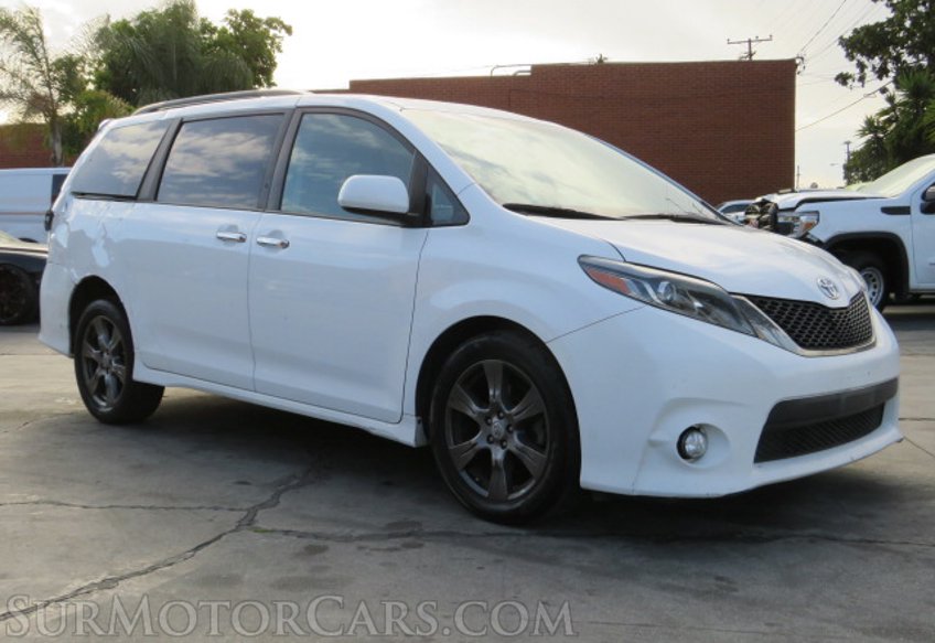 2017 Toyota Sienna - Image 4