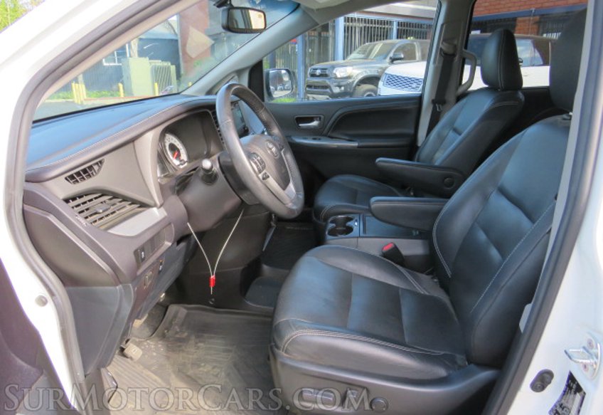 2017 Toyota Sienna - Image 22